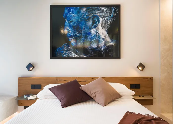 Aera Luxury Suites - 301 302