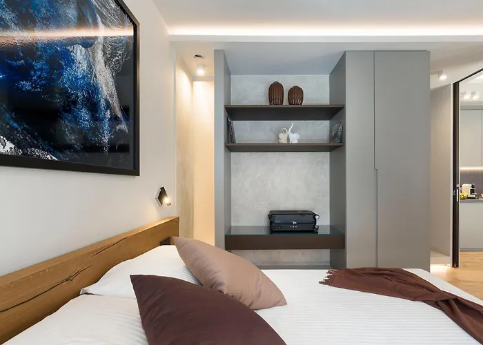 Aera Luxury Suites - 301 302